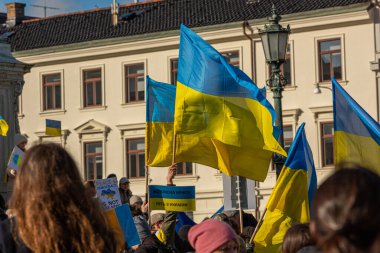 Göteborg, İsveç - 27 Şubat 2022: Gustaf Adolfs Meydanı 'nda Ukrayna' yı destekleyen savaş protestosu.