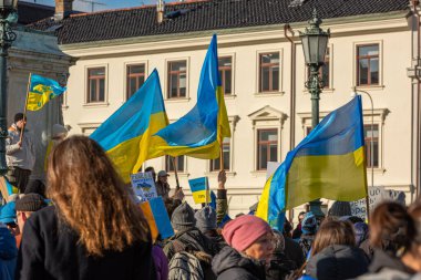Göteborg, İsveç - 27 Şubat 2022: Gustaf Adolfs Meydanı 'nda Ukrayna' yı destekleyen savaş protestosu.