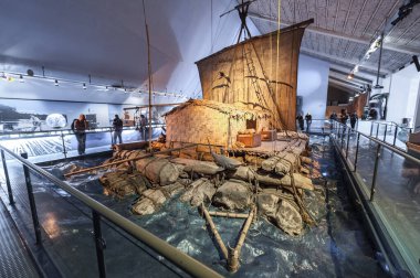 Oslo, Norveç - 10 Ağustos 2012: Kon Tiki salı Kon Tiki-müzesinde sergileniyor.