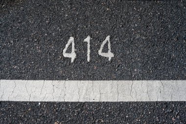 414 numaralı beyaz boyalı asfalt..