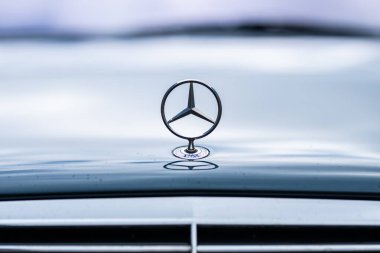 Lindesnes, Norveç - 18 Haziran 2024: Mercedes-Benz arabasının Hood yıldızı.