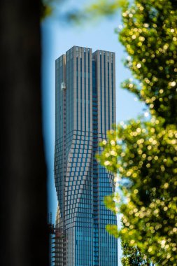 Göteborg, İsveç - 25 Haziran 2024: Karlatornet yüksek binası bir ağacın arkasında.