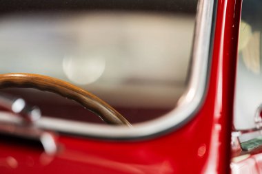 Trollhattan, İsveç - 28 Haziran 2024: Kırmızı Saab Granturismo 750 'nin direksiyonu.