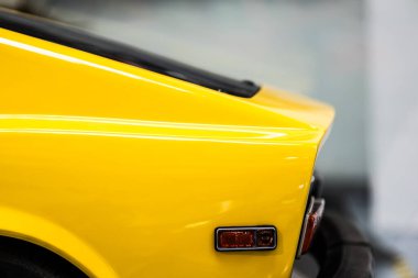 Trollhattan, İsveç - 28 Haziran 2024: Sarı bir 1974 Saab Sonett II 'nin arkası.