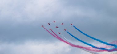 Sola, Norveç - 16 Haziran 2024: Bir grup jet uçağı sergi düzenliyor.