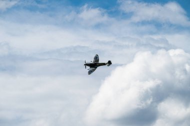 Sola, Norveç - 16 Haziran 2024: Vickers Supermarine Spitfire Mk XVI gösteri yapıyor.