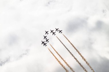 Sola, Norveç - 16 Haziran 2024: Bir grup jet uçağı sergi düzenliyor.