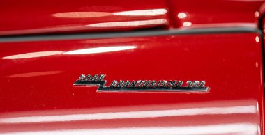 Trollhattan, İsveç - 28 Haziran 2024: Kırmızı Saab Granturismo 750 logosu.