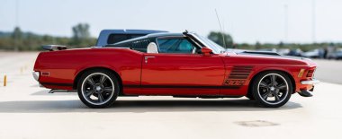 Göteborg, İsveç - Eylül 07 2024: Üstü açık kırmızı 1970 Ford Mustang.