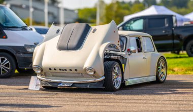 Göteborg, İsveç - Eylül 07 2024: Mini tabanlı beyaz özel yapım yarış arabası.