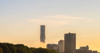 Göteborg, İsveç - 18 Eylül 2024: Sabah güneşinde Karlatornet 'in altında gizlenen sis.