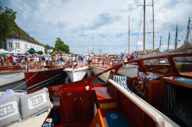 Risor, Norveç - 07 Ağustos 2010: Güneş ışığı altında klasik ahşap botlar.