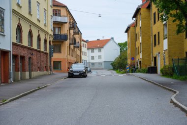 Göteborg, İsveç - Eylül 03 2023: Masthugget 'da sakin bir öğleden sonra sokağı.