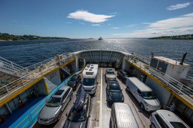 Moss, Norveç - 23 Haziran 2024: Bir otomobil feribotunun güverte görüntüsü.