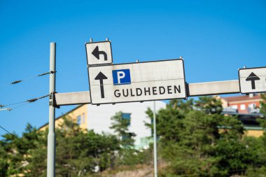 Göteborg, İsveç - 25 Haziran 2024: Guldheden 'e giden yolu gösteren trafik işareti.
