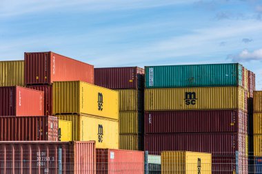 Göteborg, İsveç - 03 Nisan 2022: Yükseltilmiş nakliye konteynerleri.