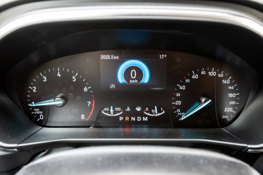 Gothenburg, İsveç - 25 Temmuz 2020: 2020 Ford Focus Enstrüman Paneli.