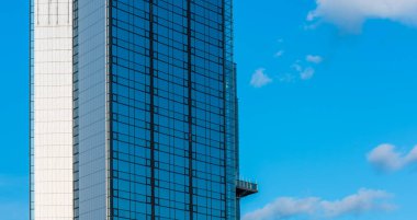 Göteborg, İsveç - 10 Eylül 2020: Uzun bir cam ve çelik yüksek bina arıyoruz.