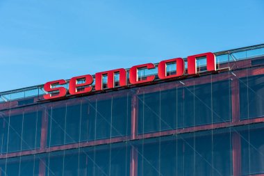 Göteborg, İsveç - 17 Ekim 2021: Bir ofis binasının ön cephesinde Semcon logosu.
