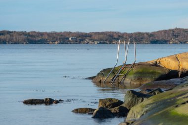 Göteborg, İsveç - 21 Kasım 2021: Banyo merdiveni Fiskebacksbadet 'deki kayalıklara sürgülendi.