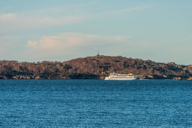 Göteborg, İsveç - 21 Kasım 2021: Vasttrafik yolcu feribotu Göteborg dışındaki güney takımadasına gidiyor..