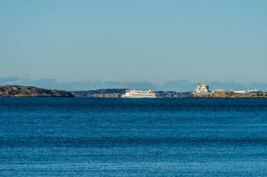 Göteborg, İsveç - 21 Kasım 2021: Vasttrafik yolcu feribotu Göteborg dışındaki güney takımadasına gidiyor..