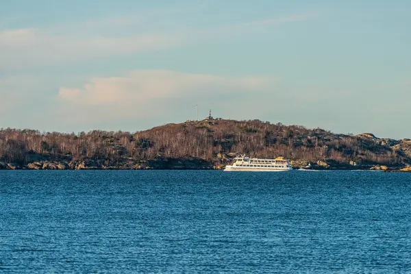 Göteborg, İsveç - 21 Kasım 2021: Vasttrafik yolcu feribotu Göteborg dışındaki güney takımadasına gidiyor..