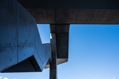 Beton merdiven köprüye çıkıyor..