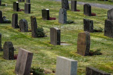 Eski bir mezarlıkta mezar taşları.