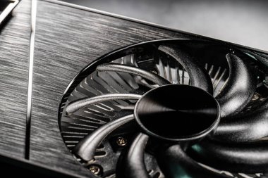 Siyah arkaplanda bir GeForce GTX 1660 Süper grafik kartı.