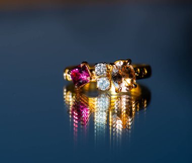 Dört farklı değerli taşla muhteşem bir yüzük..