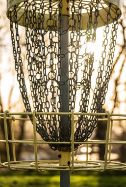Bir disk golf hedefinin ayrıntıları.
