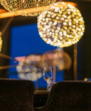 Karanlık bir restoranda masanın üzerindeki cam..