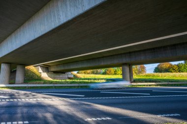 Otoyol üstgeçidi aşağıdan görünüyor.