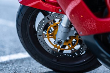 Kırmızı bir motosikletin ön tekerleği..