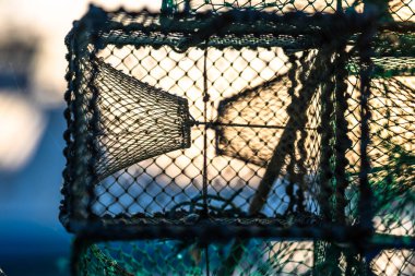 Gün batımında yığılmış ıstakoz kafesleri.