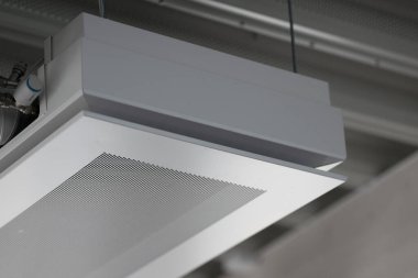 Tavanda ofis havalandırma kanalı var..