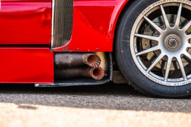 Göteborg, İsveç - Eylül 07 2024: Ağır modifiye edilmiş 1964 Ford Anglia 105E yarış arabası sergileniyor.