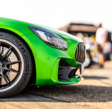 Gothenburg, İsveç - Eylül 07 2024: Yeşil bir 2017 Mercedes-Benz AMG GT R 'nin önü.