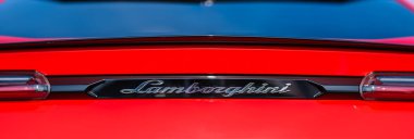 Göteborg, İsveç - Eylül 07 2024: Kırmızı 2022 Lamborghini Urus 'un Ayrıntıları.