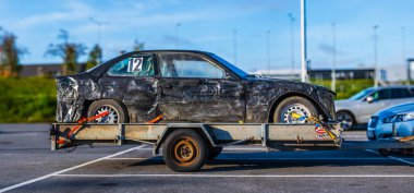 Orebro, İsveç - Ekim 06 2024: Eski siyah BMW 3 serisi araba rallide kullanıldı.