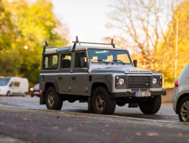 Göteborg, İsveç - 22 Ekim 2024: Gri 2010 Land Rover Defender Tüm arazi araçları yol kenarına park edildi.