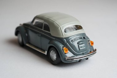 Göteborg, İsveç - 07 Ocak 2013: Koyu yeşil bir Volkswagen Beetle Cabriolet 'in ölçek modeli.