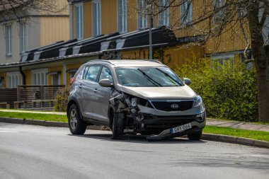 Göteborg, İsveç - 19 Nisan 2024: Kaza yapan Gri 2015 Kia Sportage Yol kenarında yol yardımını bekliyor.