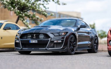 Göteborg, İsveç - 24 Ağustos 2024: Gri bir 2020 Ford Mustang 'in ön görüntüsü.