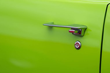 Göteborg, İsveç - 24 Ağustos 2024: 1970 model yeşil Dodge Coronet 'in kapı kolu.