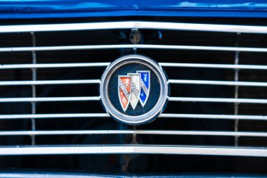Göteborg, İsveç - 24 Ağustos 2024: 1964 model mavi Buick Skylark logosu.
