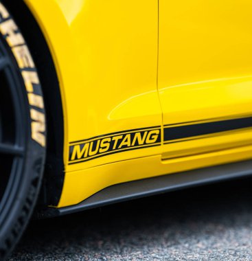 Göteborg, İsveç - 24 Ağustos 2024: Sarı 2016 Ford Mustang Fastback 'in yan damgası.