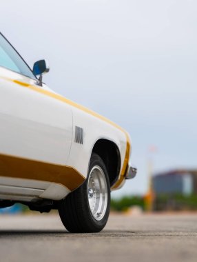 Göteborg, İsveç - 24 Ağustos 2024: 1973 model Oldsmobile Delta 'nın ön tekerleği.