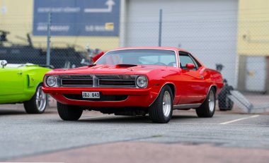 Göteborg, İsveç - 24 Ağustos 2024: 1970 Plymouth Barracuda 'nın önü.